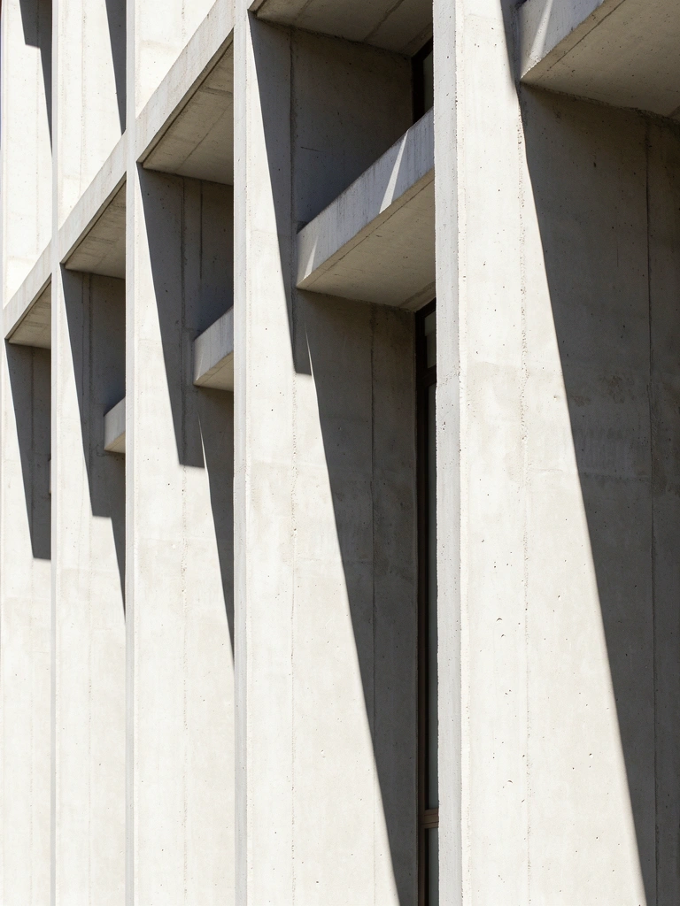 Estructura geométrica brutalista